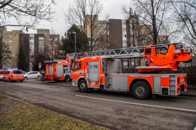 Stuttgart Neugereut: Kellerbrand in Hochhaus fuehrt zu Feuerwehrgrosseinsatz